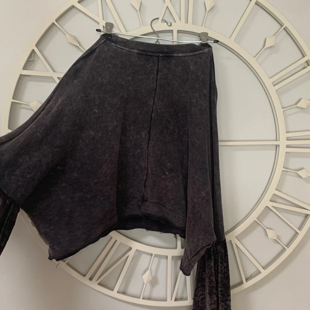 Free People Glorious Sleeve Charcoal Velvet Cropped shirt with bell sleeves - Picture 8 of 9